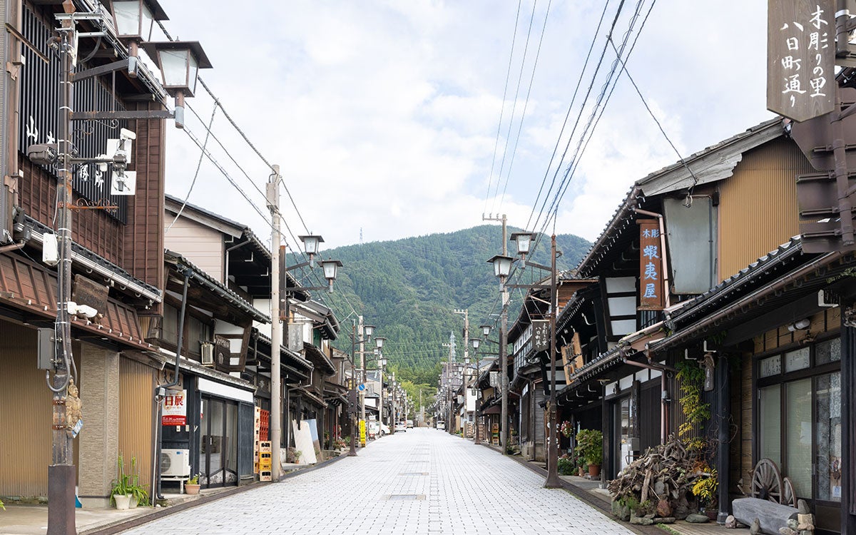 伝統木彫のまちで、5年間で44軒の空き家が新しい店やオフィスに新展開。いま井波では何が起きているのだろう？富山県南砺市井波