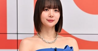 ワンショルダーのトップスで美しすぎるデコルテ…岡田紗佳、モノトーンコーデのオフショに「スタイルいいなぁ」の声