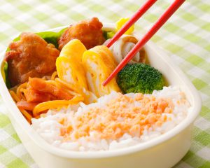 「外食したくてもできない」日本人の懐事情。ランチ実態調査も「自炊」が4年連続1位に