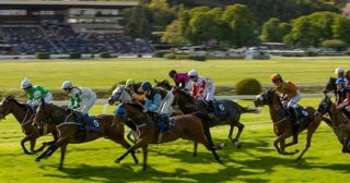 競馬で「100万円」の大当たり！ 友人に「税務署にバレるから確定申告しろ」と言われましたが、ハズレ馬券を経費にすれば「利益ゼロ」で申告不要ですよね？ 税務署にバレるルートとリスクを解説
