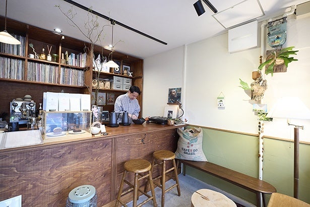コーヒーで旅する日本／関西編｜始まりは山の頂上で飲んだコーヒー。予期せぬ感動から小さな街のオアシスができるまで。「THE HOOD COFFEE」