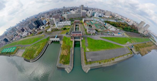 東京・荒川で参加型音楽コンサート「Arv100」総勢200人で一斉にシンバルを鳴らす