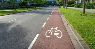 4月から自転車は原則車道通行で、違反すると反則金6,000円とのことですが、歩道を走っていいケースなど例外はどんなものですか？