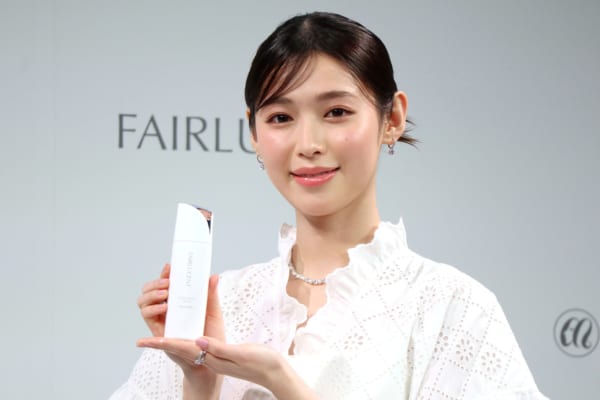 白石聖が透明感の秘訣を明かす！メナード「フェアルーセント」新ミューズ就任発表会で書道を披露