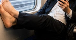 新幹線で“窓に素足を乗せる”迷惑客…「窓を拭いていただけますか？」現れた男性のひと言に思わず拍手