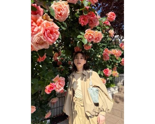  のん、満開のバラに囲まれた近影ショットでファン魅了 