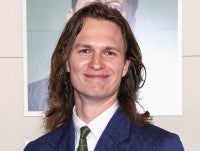 「今年も豆まきしたから大吉」アンセル・エルゴート、節分の動画をシェア第1子誕生のパートナーは日本人？