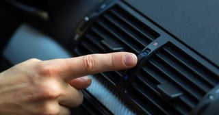 エアコンをつけると「燃費」はどれくらい落ちる？ 暑い日と寒い日で差が出る理由とは？
