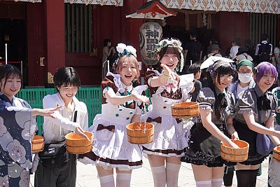 あっとほぉーむカフェの人気メイドが「涼しくな～れ！」 神田明神で『うち水っコ大集合！2026』に参加