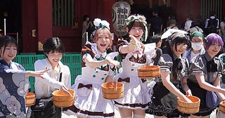 あっとほぉーむカフェの人気メイドが「涼しくな～れ！」 神田明神で『うち水っコ大集合！2026』に参加