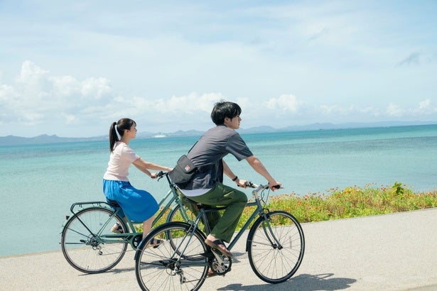 ＜366日＞赤楚衛二“湊”＆上白石萌歌“美海”が自転車で海中道路を駆け抜けるシーンなど、沖縄で撮影された場面写真が公開