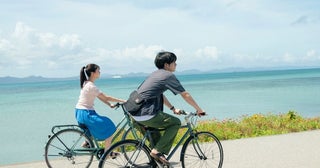 ＜366日＞赤楚衛二“湊”＆上白石萌歌“美海”が自転車で海中道路を駆け抜けるシーンなど、沖縄で撮影された場面写真が公開