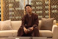 『リボーン』初回 高橋一生、冷酷起業家→下町青年に転生直後の“AKB全盛期”発言にネットざわつく「絶対オタク」
