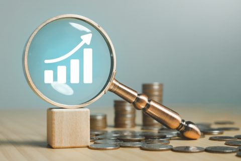 公的年金だけでは生活が苦しいと聞き、「個人年金保険」を検討しています。毎月いくら積み立てれば、老後の不足分をカバーできるでしょうか？