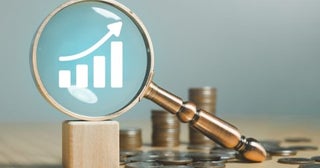 公的年金だけでは生活が苦しいと聞き、「個人年金保険」を検討しています。毎月いくら積み立てれば、老後の不足分をカバーできるでしょうか？