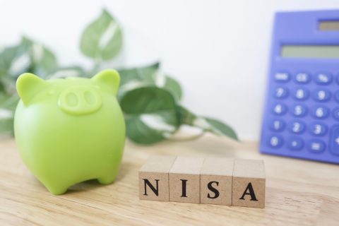 専業主婦の妻が「新NISA」で“100万円”の大儲け！ 喜んでいたら「扶養から外れるかも」と青ざめています。株の利益は「130万円の壁」に含まれますか？ 健康保険の注意点も確認