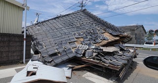 【熊本地震】最大震度7の地で「いま起きていること」国道の真ん中に巨大な亀裂、家屋が無事でも散乱した瓦礫は“とりあえず”屋外に退避
