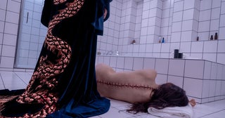 選ばれし“背骨”とは？ 『サブスタンス』デミ・ムーアが理想の候補者となる本編映像公開