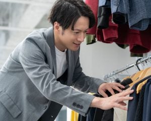 「ダサい中年男性」だけが今も続けている“時代遅れなファッション”ワースト3
