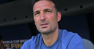 メッシを指導者歴２年でなぜ掌握できたのかアルゼンチンをW杯優勝に導いた「捨て駒」スカローニ