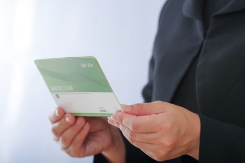 父が亡くなった後、口座に年金「20万円」が振り込まれていました。母は「お父さんが長年払ってきたお金だから使っても大丈夫」と言いますが、このまま受け取っても問題ないのでしょうか？