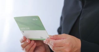 父が亡くなった後、口座に年金「20万円」が振り込まれていました。母は「お父さんが長年払ってきたお金だから使っても大丈夫」と言いますが、このまま受け取っても問題ないのでしょうか？