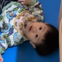 【情報量多すぎw】遊び場で豪快に転んだ1歳児。大泣きするかと思いきや「お手本のような受け身」からのキョトン顔に爆笑不可避