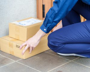 「置き配の荷物」を勝手に開封する隣の老人…抗議した結果「今度はうちのポストを開けていた」泥沼の結末