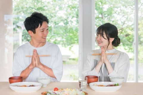 物価高で「居酒屋・バー」利用は11.0％減の一方、「惣菜・パン」の購入は“90.5％増”とほぼ倍増！ 忙しいカップル・夫婦が外食も自炊も避ける“中食シフト”を乗り切る食費管理術