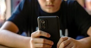 小5の息子が「13万円のiPhone」を“みんな持ってる”と欲しがります。親としては「2万円のキッズケータイで十分」と感じますが、本当にiPhoneの子が多いのでしょうか？ スマホ所有率を確認