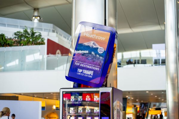 ヒースロー空港、開港80周年を記念した限定版「トップ・トランプス」を発売表紙は空撮の富士山