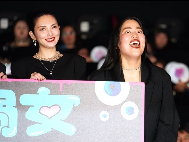 ゆりやんレトリィバァ、監督デビュー作『禍禍女』初日舞台挨拶で田中麗奈らから現場での姿勢を絶賛され照れまくり！主演・南沙良からは感謝の手紙も到着