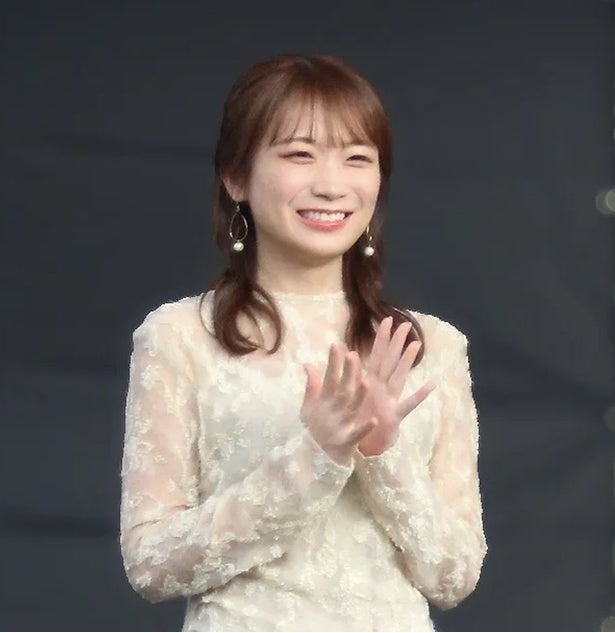 「夏だから明るくした」…秋元真夏、ブラウンヘアで「惚れ直しちゃう」自撮りショットにファン称賛の声