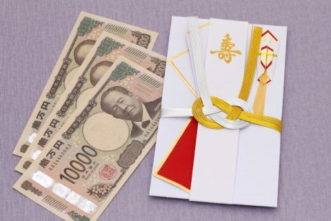 友人から「2回目の結婚式」に招待されました。他の友人は「前3万円包んだからご祝儀減らしていいよね」と言いますが、2万円は“失礼”になりますか？ 友人は何も言いませんが「合計6万円」はキツイです…