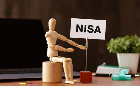定年後は「月収20万円」に減る予定…「退職金1000万円」は、NISAで“毎年の上限額”まで投資すべきですか？ 税金覚悟で「早めの一括投資」のほうが、老後は余裕でしょうか？ 10年後の結果を確認
