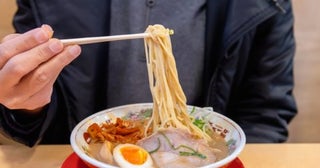 近所のラーメン屋で「大盛りラーメン1杯」を彼女とシェア！ 店長が「常連さんだから」と許可してくれたけど、これって一般的にはNG？ 原価率も踏まえ解説