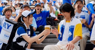 菅井友香、「サントリー生ビール」新TV-CM ビールの売り子役に「欅坂46に合格する前に少しだけアルバイトをしていたので、本当に夢みたいでした」