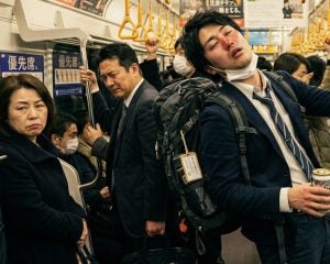 「どけ！」帰宅ラッシュの電車内、ドア前に仁王立ちする泥酔男性に乗客は大迷惑。次の駅で「自業自得な結末」が待っていた