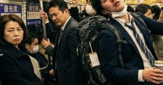 「どけ！」帰宅ラッシュの電車内、ドア前に仁王立ちする泥酔男性に乗客は大迷惑。次の駅で「自業自得な結末」が待っていた