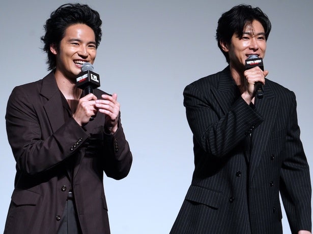 水上恒司＆ユンホ、映画『TOKYO BURST-犯罪都市-』公開直前歌舞伎町凱旋イベントで800万円ばら撒きシーンを再現し笑顔！