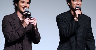 水上恒司＆ユンホ、映画『TOKYO BURST-犯罪都市-』公開直前歌舞伎町凱旋イベントで800万円ばら撒きシーンを再現し笑顔！