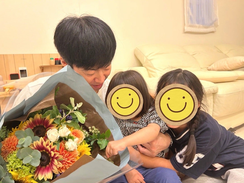  東貴博、父の日に愛娘たちから花束贈呈「たまらんね」 