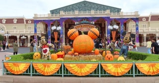 今年はヴィランズが主役！大人もハマる「ディズニー・ハロウィーン」の世界【東京ディズニーランド編】