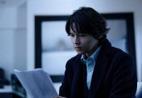 松村北斗＆今田美桜『白鳥とコウモリ』事件に翻弄される2人の表情を切り取った場面写真解禁