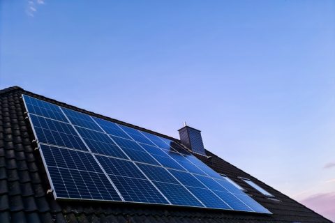 太陽光パネルに初期費用「180万円」をかけました。電気代は月2000円下がったけど…これって何年で“元が取れる”計算ですか？