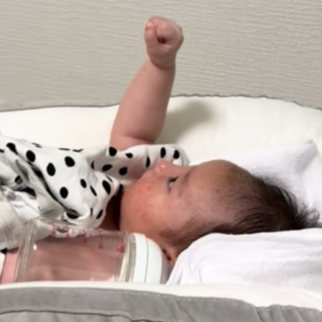 「なんだこれ…？」生後1ヶ月、"おてて"を発見！【人生1週目】すぎる反応が尊い