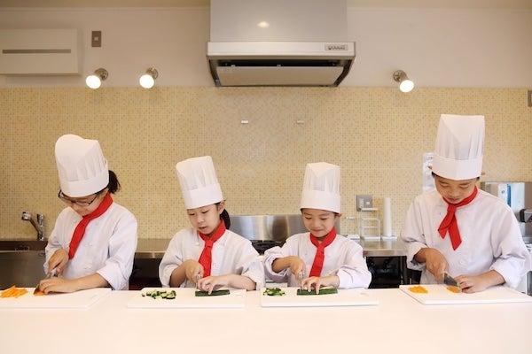 【東京都港区】新橋のレストラン「Cassolo」で小学生向け料理本の出版記念食育イベントを開催