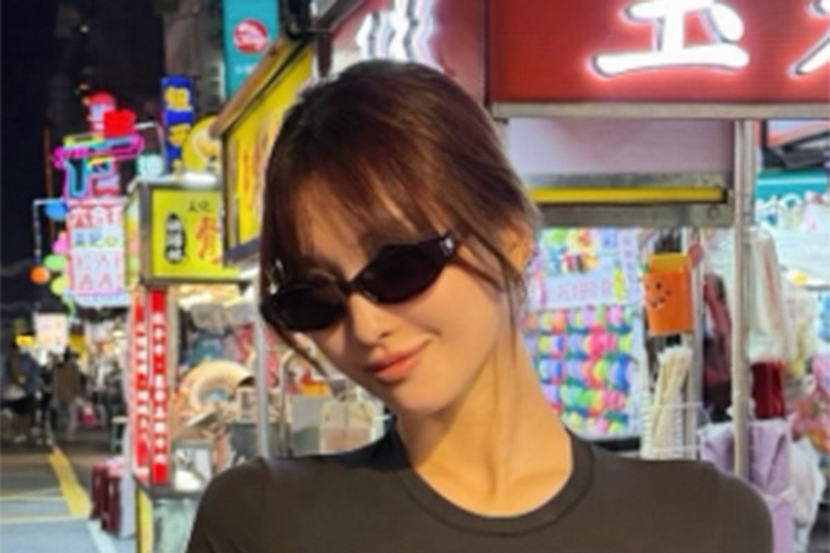 《直視できない》29歳韓流アイドルが“ハイレグ”ジーパン姿…“両脇丸見え”スタイルも話題に