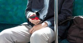 電車内で「大声で通話する」中年男性にイライラ…若者が下車直前に放った“言葉”に心の中で拍手