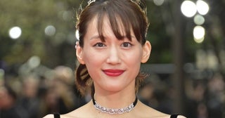 「ほんと肌発光してる」綾瀬はるか39歳の“大胆肌見せドレス姿”にネット騒然「加齢の壁どうなってんの？」